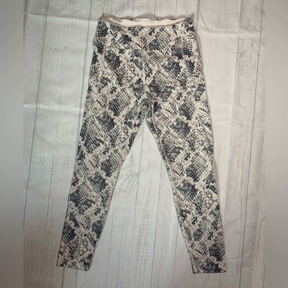 PINK Sport Victoria’s Secret snake skin print ivory/gray leggings. Size M.